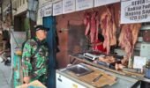 Jelang Nataru Babinsa Danukusuman Cek Harga Sembako Pasar Tradisional
