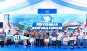 Polri Serahkan Bantuan Pendidikan bagi 10 Anak Korban KKB di Papua