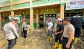 Kapolri Tinjau Pembersihan SD dan Masjid Terdampak Bencana di Aceh Tamiang