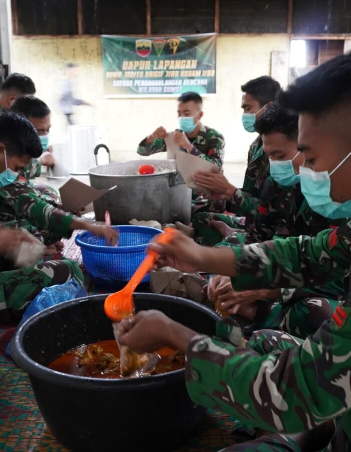 Satgas Yonif 122/TS Kirim Bantuan Makanan ke Warga Terjebak Longsor di Rampah