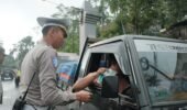 Polres Malang Bagikan Masker ke Pengendara di Perbatasan Lumajang Dampak Erupsi Semeru