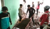 Anggota Polsek Nongkojajar dan Warga Evakuasi Korban Longsor di Tlogosari