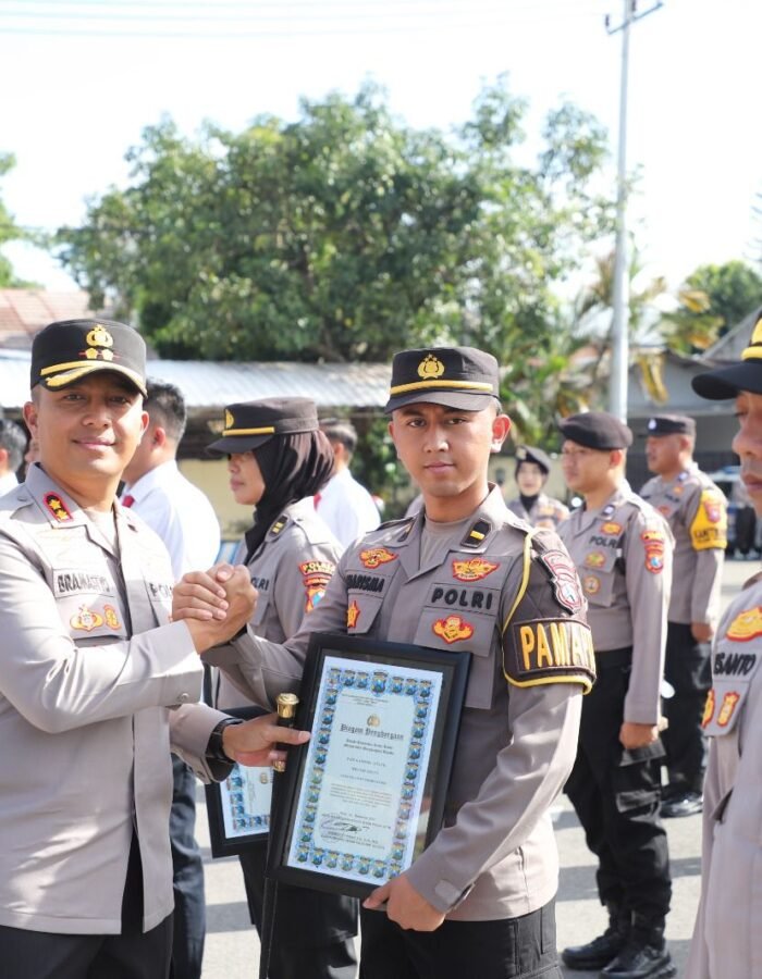 Kapolres Kediri Beri Penghargaan 69 Personel Berprestasi