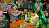 Kakorlantas Ngopi Bareng Driver Ojol Surabaya Sampaikan Pesan Kapolri