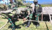 Binter Damai itu Indah Satgas Yonif 521/DY Gotong Royong Renovasi Taman Menyambut Natal di Papua Pegunungan