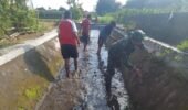 Babinsa Kelurahan Turi Bersama Warga Laksanakan Kerja Bakti Pembersihan Saluran Air