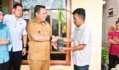 Wabup Pesawaran Serahkan Bantuan 50 Ribu Batang Bibit Kakao untuk Gapoktan di Kecamatan Way Ratai