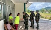 Karya Bhakti di Lingkungan Puskesmas Satgas Yonif 521/DY Bersama Babinsa Setempat Distrik Benawa