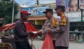 Jumat Berbagi Polsek Ngadiluwih, Bagikan Nasi Kotak untuk Masyarakat