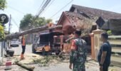 Babinsa Karangtengah, Sigap Bantu Evakuasi Rumah Warga Tertimpa Pohon Tumbang Akibat Angin Kencang