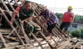 Babinsa Bendogrit Bantu Perbaikan Atap Rumah Warga Ibu Djumiati
