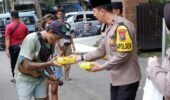 Jumat Berkah, Polsek Taman Berbagi Makanan di Jalan Raya Wonocolo Sidoarjo