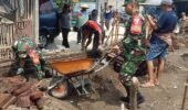 Wujud Manunggal Dengan Rakyat, Babinsa Desa Pikatan Bantu Bangun Rumah Warga Binaannya