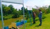 Antisipasi Banjir, Babinsa Joyotakan Patroli Cek Debit Pintu Air Plalan