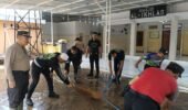 Polres Situbondo Bersihkan Fasum Terdampak Banjir Bandang di Desa Kalianget