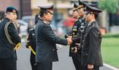 Kapolda Jatim Anugerahkan Tanda Kehormatan kepada Ribuan Personel