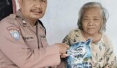 Bhabinkamtibmas Polsek Mojoroto Salurkan Bantuan Beras untuk Lansia di Kelurahan Dermo