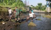 Maksimalkan Pasokan Air Pertanian, Babinsa Karangsari Dan Poktan Margomulyo Bersihkan Saluran Irigasi