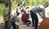 Polri Bersama Masyarakat Bangun Jembatan Darurat, Akses Tiga Kampung di Rusip Antara Kembali Terhubung