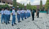 Babinsa Berikan Pelatihan Tata Upacara Sekolah