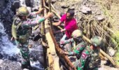 Jembatan Pedalaman di Ujung Timur Satgas Yonif 521/DY Mengimplementasikan Pendekatan Teritorial Mendukung Pembangunan Serta Kesejahteraan Rakyat Papua