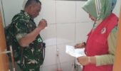 Wujudkan Lingkungan Sehat dan Bebas DBD, Babinsa Koramil Nogosari cek Jentik Nyamuk.