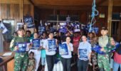 Sinergi TNI dan Tenaga Medis, Pos Suator Gelar Posyandu dan Bagikan Kelambu untuk Warga Asmat