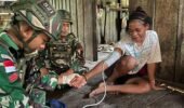 Bakti Kesehatan Satgas Yonif 521/DY Berikan Pelayanan Gratis Menjangkau Warga Papua di Daerah Terisolir