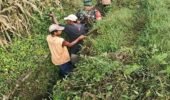 Bersihkan Saluran Irigasi Sawah, Sertu Yudha Gotong Royong Bersama Warga Desa Ngreco