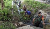 Cegah Banjir Musim Hujan, Babinsa Ngaringan Gotong Royong Bersihkan Gorong-Gorong