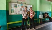 Cooling System di Lingkungan Sekolah, Polsek Kebon Jeruk Bagikan Stiker Hotline Pengaduan