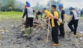 Peduli Lingkungan Jajaran Polres Jember Bersih-bersih Pantai Puger