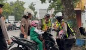 Operasi Keselamatan Semeru Polres Ponorogo Beri Hadian Helm dan Cokelat Pengendara Tertib