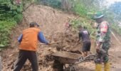 Talut Jalan Di Desa Semen Longsor Akibat Hujan Deras, Babinsa Dan Warga Gerak Cepat Kerja Bakti