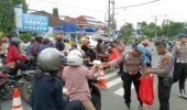Tebar Kebaikan di Bulan Suci, Polres Kediri Kota Rutin Bagikan Takjil Gratis di Depan Mako