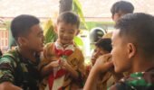Hangatnya Kebersamaan Satgas TMMD Kodim 0809/Kediri dan Siswa MI di Desa Gadungan