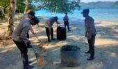 Gotong Royong Polres Trenggalek Bersihkan Area Pantai Mutiara Watulimo