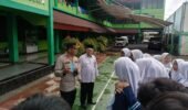 Polres Metro Jakarta Barat Sosialisasikan Stiker Bantuan Polisi kepada Siswa MAN 12 Jakarta