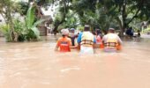 Polres Jember Evakuasi Korban Banjir di Rambipuji Pastikan Bantuan Tersalurkan