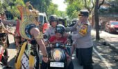 Unik..! Polres Blitar Kota Terjunkan Gatotkaca dan Werkudara Sosialisasikan Ops Keselamatan Semeru 2026