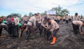 Polres Lumajang Gelar Aksi Bersih – bersih Wujudkan Pantai Watu Pecak Asri
