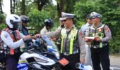 Polres Gresik Gencarkan Edukasi Keselamatan, Pengguna Jalan Tertib Dapat Cokelat