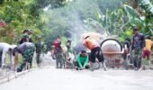Tetap Semangat Percepat Pengecoran Rabat Jalan, Anggota Satgas TMMD Ke 127 Kodim 0808/Blitar Di Bulan Puasa