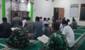 Memperkuat Keimanan Dan Ketaqwaan, Satgas TMMD 127 Kodim 0728/Wonogiri Laksanakan Sholat Tarawih Dan Tadarus Al-Qur’an