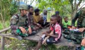 Binter TNI Pelayanan Kesehatan Gratis Satgas Yonif 521/DY di Kampung Walkep