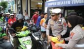 Polres Kediri Bagikan Takjil Gratis kepada Masyarakat di Depan Mako Polres Kediri