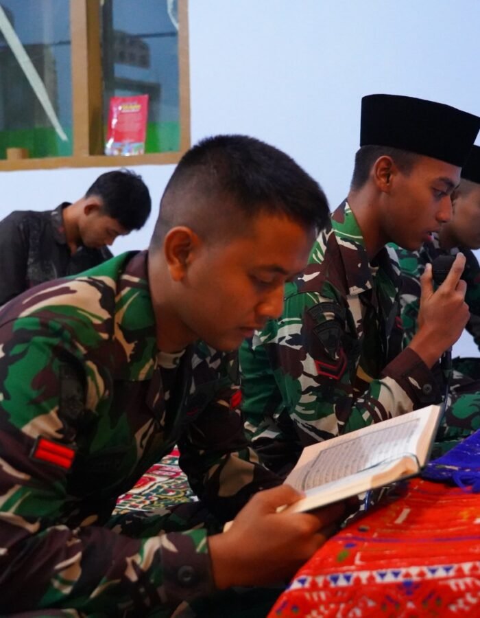 Meski Puasa Dan Bekerja Seharian, Satgas TMMD Ke 127 Kodim 0808/Blitar Tetap Laksanakan Tadarus Di Desa Krisik