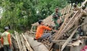 Gotong Royong TNI Dan Warga, Babinsa Kanigoro Bantu Bedah Rumah Tidak Layak Huni