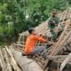 Gotong Royong TNI Dan Warga, Babinsa Kanigoro Bantu Bedah Rumah Tidak Layak Huni