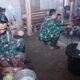 Kebersamaan TMMD Ke 127 Kodim 0808/Blitar, “Anggota Satgas Bantu Warga Memasak Di Dapur”